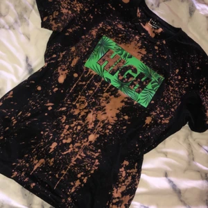 Fräck tiedye tshirt - Supersnygg T-shirt, har gjort det själv och det blev så bra. Har på tok för många nu så jag säljer av några. Storlek L men den sitter & faller så bra, lite baggy & oversize som trendar & är inne just nu. Riktigt snyggt. ✨