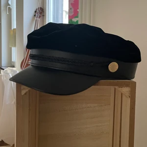 Märkeskeps från IVYREVEL - Coquette cap black från IVYREVEL. Storlek xs/s. Nypris 500kr, oanvänd pga fel storlek. 