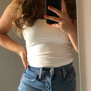 Vitt linne - Använt men i bra skick. Inga fläckar. Sälja pga att det är för litet. Frakt tillkommer.