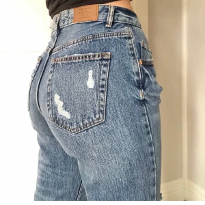 Momjeans - Ett par helt oanvända momjeans med lappar kvar från Amisu🌸 Bara att skriva om man vill se hur de ser ut på💚 Köpare står för frakt.