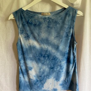 Supersnygg tiedye topp - Snygg tiedye topp i spräcklig vitt och blått. Snygg passform och strechigt material, så passar flera olika storlekar. Fler bilder finns vid intresse.