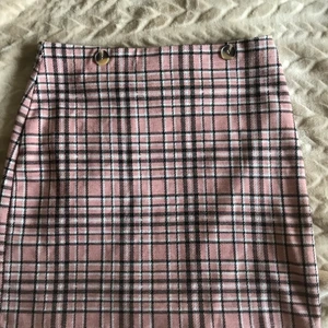 Rutig kjol Hollister - Rosa, svart rutig kjol från Hollister! Den är oanvänd och den är bra i längden! Jag är 1,75 lång!! Inklusive frakt!💕💕 M