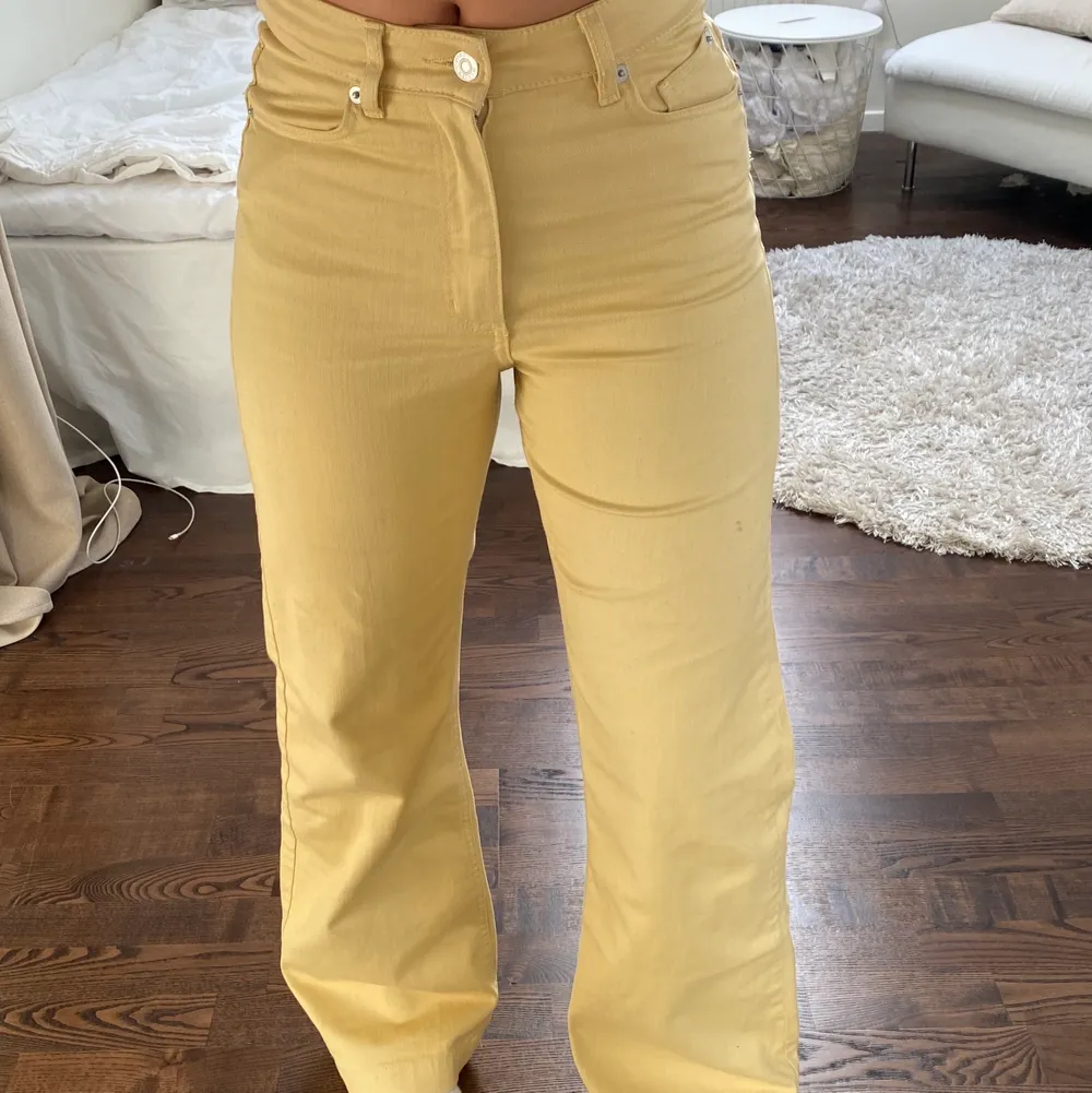 Skitsnygga gula jeans från Carin Wester. Sitter as snyggt på och färgen är jättefin men säljer då det inte kommer till någon användning. Sparsamt använda. Frakt tillkommer❤️. Jeans & Byxor.