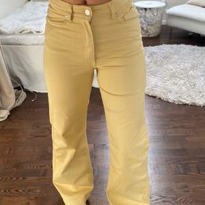 Skitsnygga gula jeans från Carin Wester. Sitter as snyggt på och färgen är jättefin men säljer då det inte kommer till någon användning. Sparsamt använda. Frakt tillkommer❤️
