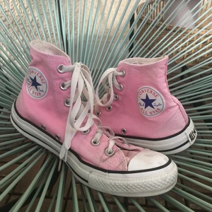 Rosa converse! - Så najs rosa converse! Ganska välanvända men i acceptabelt skick☺️☺️ Något blekta på vissa ställen och smutsiga där skosnörena är! Passar perfekt på mig som har 38/39 i skostorlek!💓💓