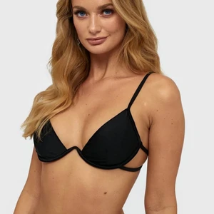 Bikinitop  - ”Plain Underwire U Bikini”                                                                 I nyskick med prislappen finns kvar.                                   Bikinitopp från Missguided Bygel Smala justerbara axelband Knytning baktill Fodrad