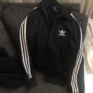 Adidas kofta  - Adidas kofta i bra skick, knappt använd storlek S men kan passa en liten M 