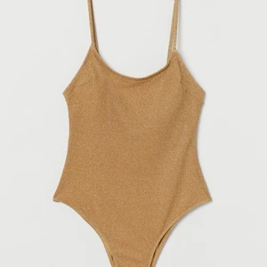 Glitter baddräkt H&M - Helt oanvänd glittrig baddräkt från H&M storlek 36. Säljer pga att den är för liten. Köparen står för frakt❤️🌸💘🌼