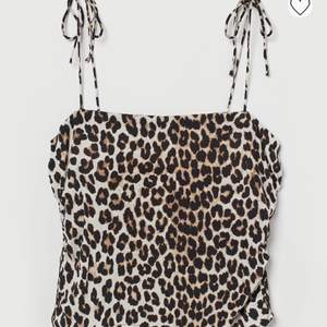 Leopard linne från hm, använt 2 gånger men används bara inte längre. Nypris 149kr säljes för 100 och gratis frakt🥰