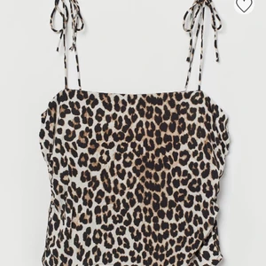 Linne - Leopard linne från hm, använt 2 gånger men används bara inte längre. Nypris 149kr säljes för 100 och gratis frakt🥰