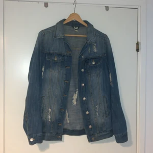 Oversized jeansjacka - Jeansjacka i oversized modell med revor från Gina tricot. Sparsamt använd. Den är lite längre i modellen. Fler bilder kan skickas vid intresse. 