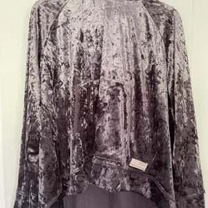 Odd Molly sammets hoodie i stolek 3  - Sammets hoddie i grå/silver skiftande färg. Extremt skön och bekväm hoodie. Aldrig använd utan den har bara hängt i garderoben!                                                   Köparen står för frakten!