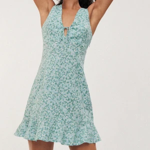 Zara klänning - Superfin, använd ett fåtal gånger, dragkedja i sidan. Frakt tillkommer