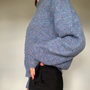 Blå stickad tröja  - Blå stickad tröja från BikBok. Materialet är en yllemix vilket gör den varm och mysig! Matilda som har den på sig är 175 och bär oftas stl 36 i kläder. Frakt ingår i priset