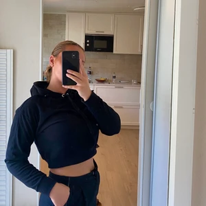 Croppad hoodie - Sitter jättefint på, men använder knappt längre. Bra skick. Jag kan både mötas upp (Göteborg) eller skicka paketet, men då står du för frakten🤍