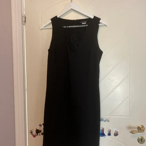 Laredute  - Klassisk kort klänning. Två långa klänningar en pastellfärgad och en mörkblå, mörkblå är inte använts alls från boozt. 