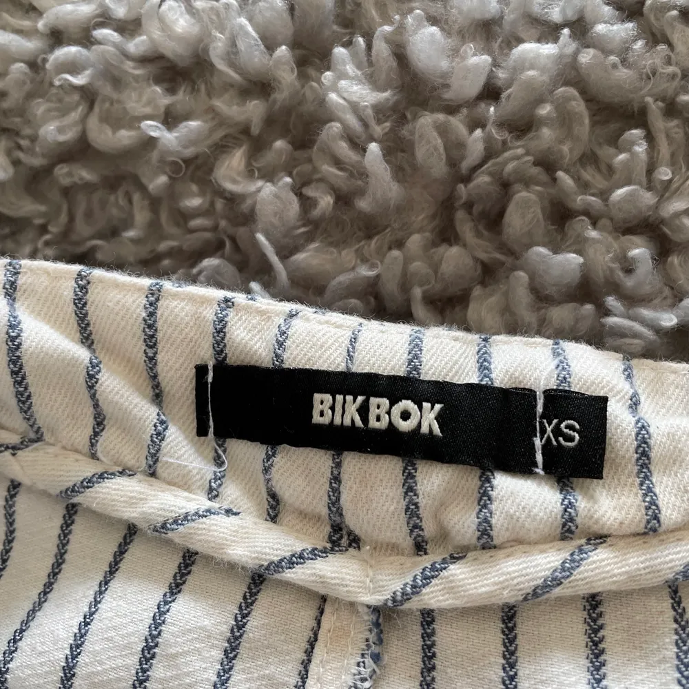 Skitnajs byxor från bikbok. Luftiga och väldigt snygga knappar. Säljes då dom är för små:( . Jeans & Byxor.