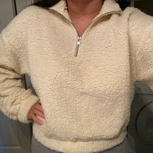 Mysig teddytröja! - Säljer denna krämvita ”teddytröja” med en dragkedja i kragen. Den köptes på GinaTricot för 299:- och var väldigt populär har jag för mig. Strl M. Sparsamt använd!! Perfekt för sommarkvällarna 🧸☀️