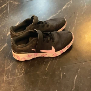 Ett par Nike skor med ko mönster  - Finna skor tyvärr för små men helt ok skick😍❤️