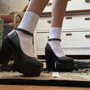 Högklackade pumps - Super fina oanvända pumps. Säljes eftersom att de är för små tyvärr. De är använda en gång och ny köpta. 