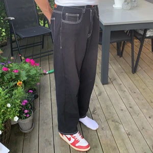 Bewider jeans  - Svarta vit stiching. Baggy fir 