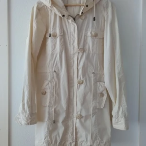 Trenchcoat  - En beige trenchcoat från märket b.young. Står som ett XL men passar mer som ett M. Säljer den för 200 kr och mötes upp i Malmö och Arlöv. 