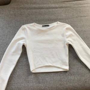 Tröja  - En vit jätte fin kroppad tröja från zara