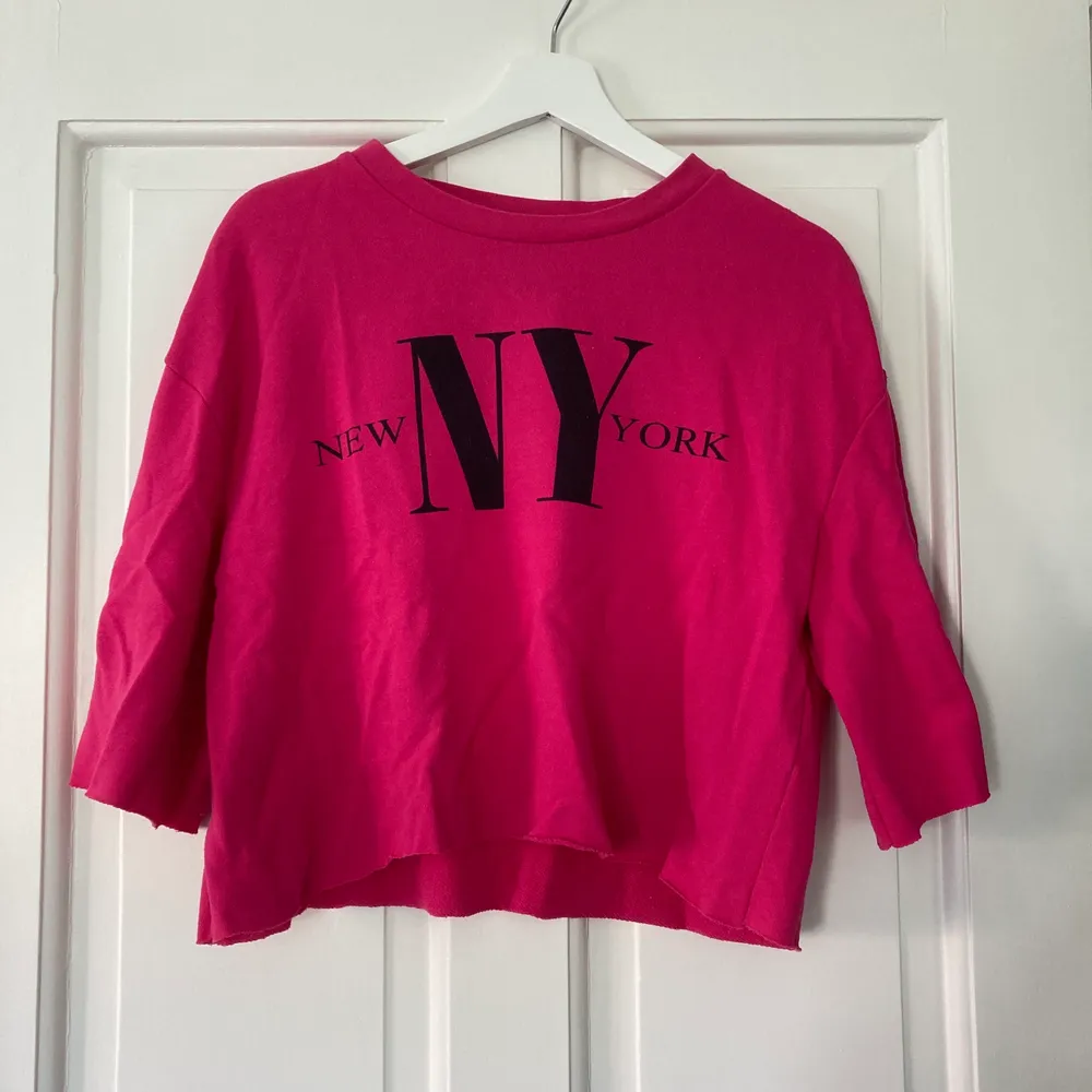 En rosa tröja med tryck från H&M i storlek: M, vilket motsvarar storlek 38. Nypris 99kr. Frakt kan man välja mellan spårbar och icke spårbar.. Toppar.