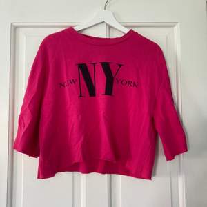 En rosa tröja med tryck från H&M i storlek: M, vilket motsvarar storlek 38. Nypris 99kr. Frakt kan man välja mellan spårbar och icke spårbar.