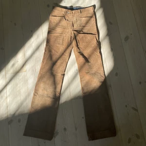 Manchesterbyxor - Superfina burna manchesterbyxor perfekta till hösten! Storlek 34 och i jättebra skick🤎för mig som är 167 var de lite långa o jag har därför tejpat upp dem vilket har hållit hur bra som helst.😊Man kan alltså få dem längre om man vill💕