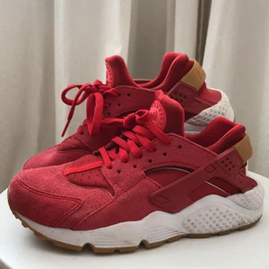 Röda Nike Huaraches  - Använda fåtal gånger då de är för små! 