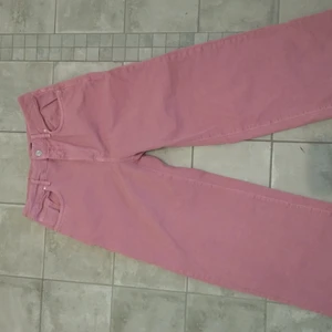 Rosa/lila jeans från Bershka - Skitsnygga breda jeans som var lite för små för mig. Endast testade. Köpte dem second hand online men de har lappen kvar från Bershka. Skriv för mått eller fler bilder!