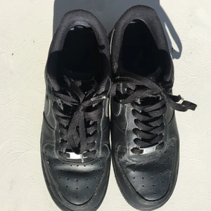 Svarta Nike Air Force strl 40 - Svarta AF1’s. Storlek 40 men jag tycker att de är lite små. Skick: 8/10, (inte ens sulan har skavts bort)