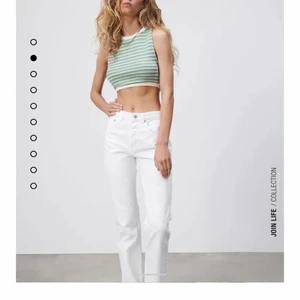 Jeans mid Rise straight  - Säljer dessa vita jeans då dem tyvärr inte kommit till användning som jag tänkt mig. Endast använda en gång. Är i storlek 42 men passar mig som har 40 annars perfekt! Köpta för 359 säljer för 200!