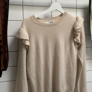 Soft goat tröja  - En beige soft goat tröja i 100% kashmir!! Svep för att se defekter (de syns knappast när man har på sig tröjan,hålet går att sy igen) köpt för 1500kr , buda från 399 privat eller köp direkt för 600