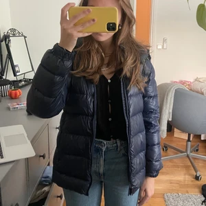 Jacka - Säljer denna assnygga jacka från ralph lauren. Säljer den för jag har tröttnat på den💕Storleken står 16 år och skulle säga att den passar en xs 💕