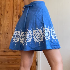 Omlottkjol - Omlottkjol som man knyter baktill, passar därav i princip alla storlekar