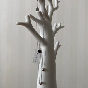 Edblad smycken - Säljer ett Edblad halsband och armband tillsammans, endast halsbandet är använt 2-3 gånger av min mamma som testade det. Armbandet har kvar lappen. Säljer då jag inte använder silver. 