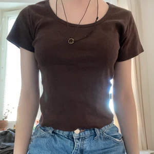 T shirt från only ! - Denna tröja är rätt gammal men knappt använd, den är i storlek L men klippte till den då den var alldeles för lång :) dm för mer info <3