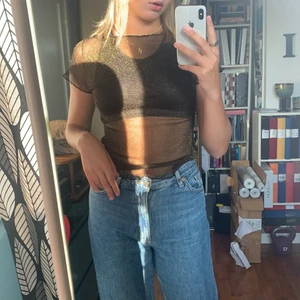 Glittrig topp - Säljer denna superfina glittriga topp från Chiquelle! Perfekt till fest! Bara använd ett fåtal gånger så skulle säga den är i nyskick. Storlek S