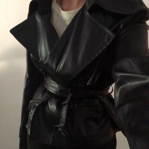 Svart jacka - Svart jacka i nyskick som passar bra till alla höstoutfits!! Fina detaljer🖤 Nyskick