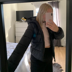 Vinter/höstjacka från even&odd  - Svart höst/vinterjacka från even&odd i stl S, köpt på Zalando! Funkar både som en lite tjockare höstjacka eller vinterjacka 🖤 Fint skick, i princip som ny!! Säljer för 100kr + frakt 😇