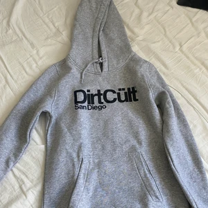 Dirtcult- Hoddie - Säljer en super fin dirtcult hoddie. Då den inte sitter så bra och sitter oskönt för mig då den är lite för tajt i armarna. Dom är väldigt små i modellen så skulle säga att denna i L passar mer kanske S/M. Finns ytterst få noppor och inga synliga fläckar. Jag har Max använt den 2-3 ggr.  Nypris ca.600kr. skriv gärna för fler bilder ❣️
