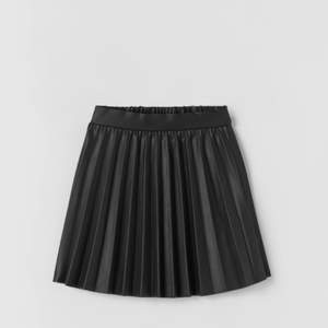 Säljer denna as snygga kjol!! Den är köpt på zara barn men är väldigt stretchig så skulle säga att den passar xs-s❤️ Använd ett fåtal gånger och säljer pga att jag har liknande ❤️❤️