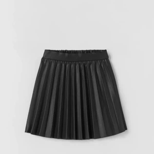 Så fin kjol - Säljer denna as snygga kjol!! Den är köpt på zara barn men är väldigt stretchig så skulle säga att den passar xs-s❤️ Använd ett fåtal gånger och säljer pga att jag har liknande ❤️❤️