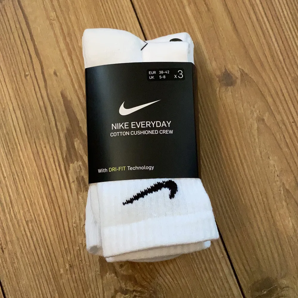 3-pack sockar från nike, helt nya & kvar i förpackningen, aldrig använda. Säljer då jag redan har flera sen innan🤍 Frakten ingår i priset!. Övrigt.