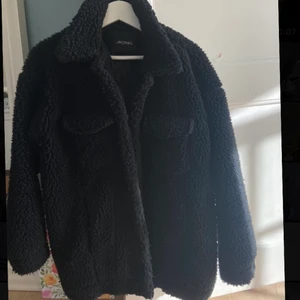 Jacka - Supermysig teddyjacka från Monki! Jättefin o varm till vinter eller höst.