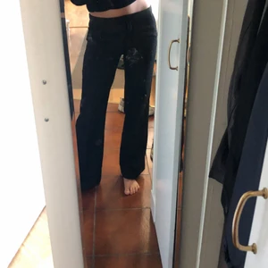 Lågmidjade kostymbyxor  - Lågmidjade svarta kostymbyxor! Jag är 173 som referens.