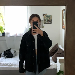 Ny Jeans jacka  - Säljer en jättefin svart jeansjacka.  I jättebra skick. Änvänd ca 2-3 gånger. Säljer pågrund av att jag inte använder den. Jackan är från vero moda i storlek M. Jag tycker att den sitter fint oversized.  Köparen står för frakt.  Nypris:350