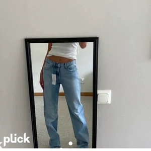 Zara midwaist jeans - Säljer mina sjukt snygga och populära midwaist, raka jeans från zara, (bilderna är lånade). Säljer dem pga för liten storlek. Skriv gärna för frågor eller fler bilder 💞💞🌸🌟💕